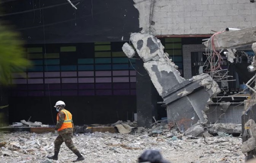 Personal de emergencias durante las labores de búsqueda de los heridos. Foto: EFE