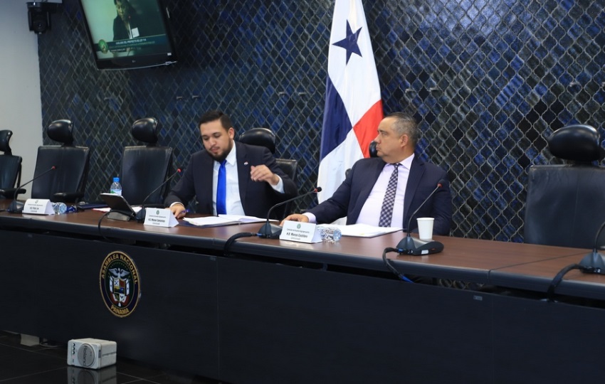 Manuel Samaniego y Marcos Castillero en la reunión del 3 de abril. Foto: Cortesía / Asamblea Nacional