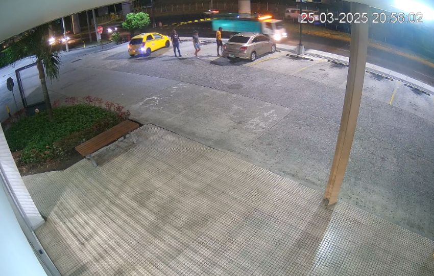 Tres sujetos asaltaron a la mujer.
