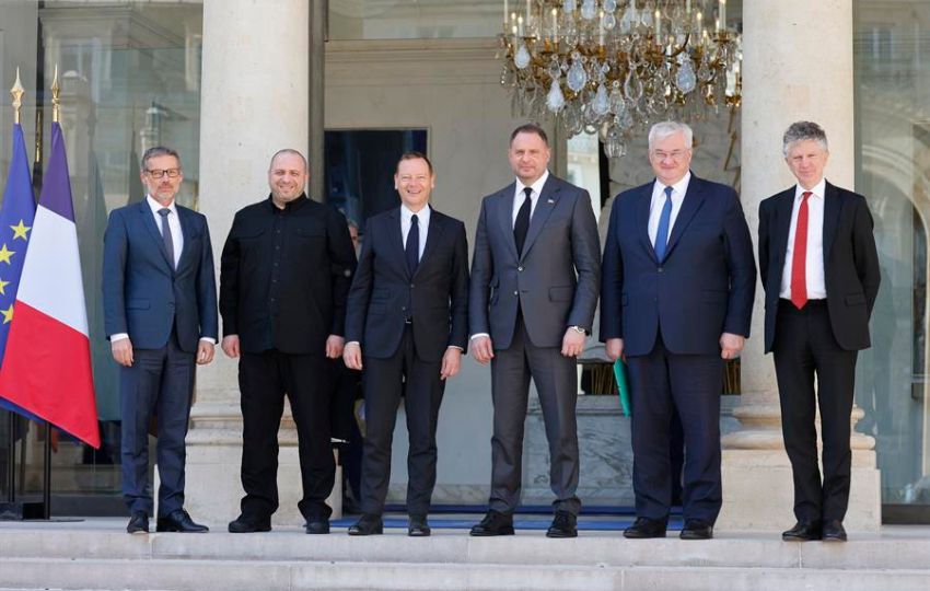 Funcionarios de diversos países se reunieron en el palacio presidencial del Elíseo en París, Francia. Foto: EFE