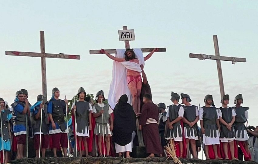 La puesta en escena contó con más de un centenar de actores y voluntarios, todos del pueblo de Pesé, en una organización que refleja el compromiso colectivo con las tradiciones religiosas.  Foto. Thays Domínguez