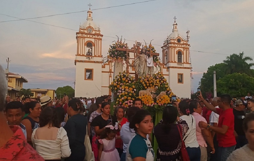 Todos los años al terminar el encuentro con Jesús resucitado, las autoridades eclesiásticas y la comunidad católica, salen en una romería por los alrededores de la catedral santiagueña mientras algunas personas aprovechan para repartir o compartir golosinas y hasta obsequios en muestra de esa gratitud por el regreso de Jesús.  Foto. Mellquíades Vásquez