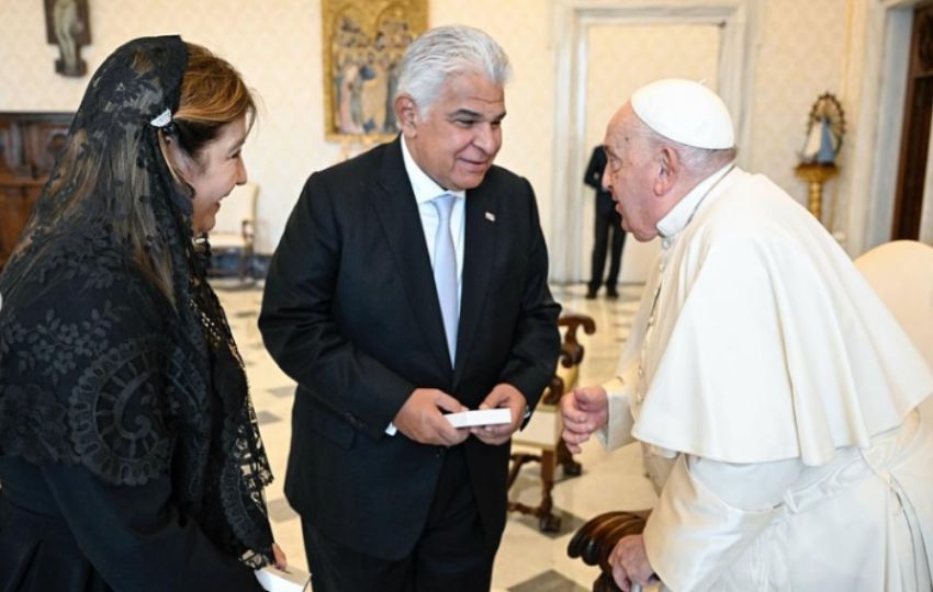  Visita del presidente José Raúl Mulino y la primera dama, Maricel de Mulino, al papa Francisco. Foto: Cortesía