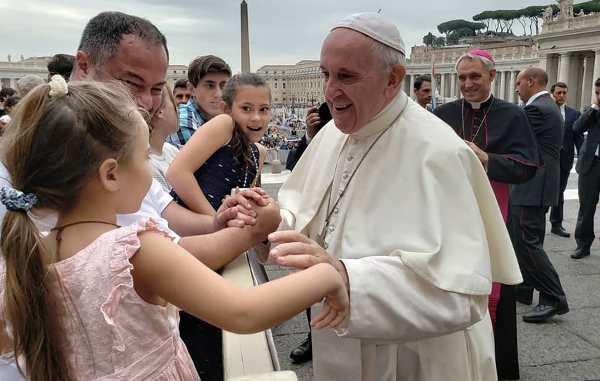 Una familia saludando al papa Francisco en el Vaticano. Foto: EFE