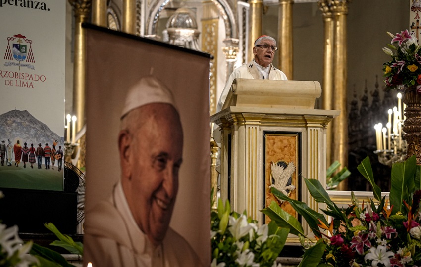 El arzobispo de Lima, Juan Castillo, oficia una misa en honor al papa Francisco este lunes, en la Basílica Catedral de Lima, en Lima (Perú). EFE El arzobispo de Lima, Juan Castillo, oficia una misa en honor al papa Francisco este lunes, en la Basílica Catedral de Lima, en Lima (Perú). EFE