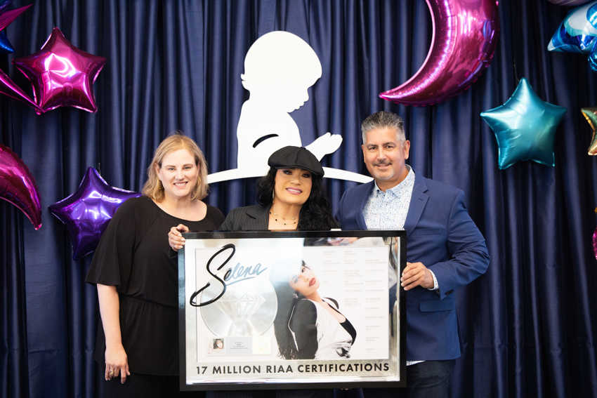 Jackie Jones; la hermana de Selena, Suzette Quintanilla recibe el reconocimiento a su hermana. Foto: EFE