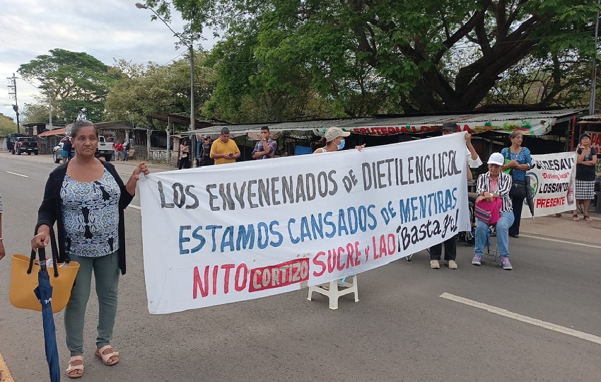 Los pacientes cerraron las calles desde primeras horas de la mañana exigiendo que se les tome en cuenta. Foto. Thays Domínguez