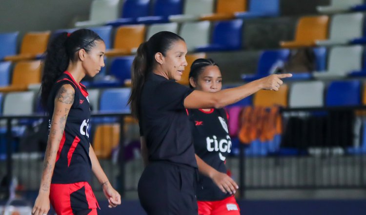 Amarelis De Mera (cent.) entrenadora del equipo femenino panameño de futsal. Foto: FPF