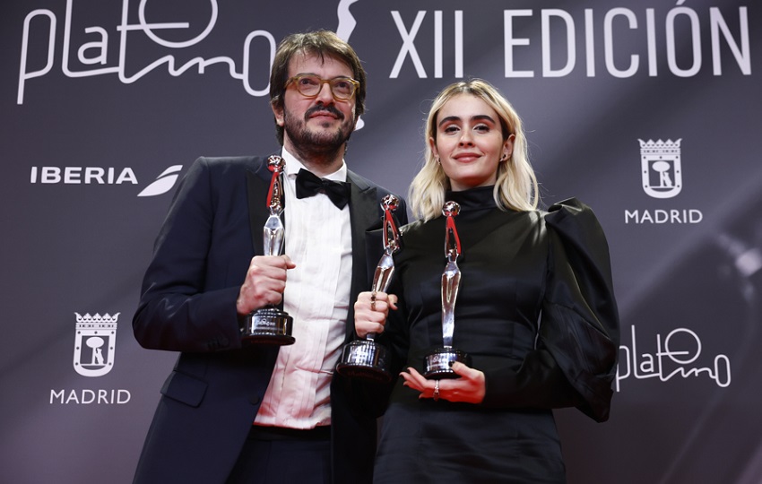 El productor brasileño Rodrigo Teixeira (i) posa con el galardón a mejor película Iberoamericana de ficción, mejor dirección y mejor actriz protagonista por -Ainda estou aqui-, durante la entrega de los Premios Platino en Madrid. EFE/Daniel González