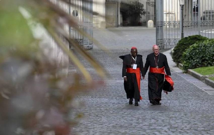 Dos cardenales se dirigen a la quinta congregación general. Foto: EFE