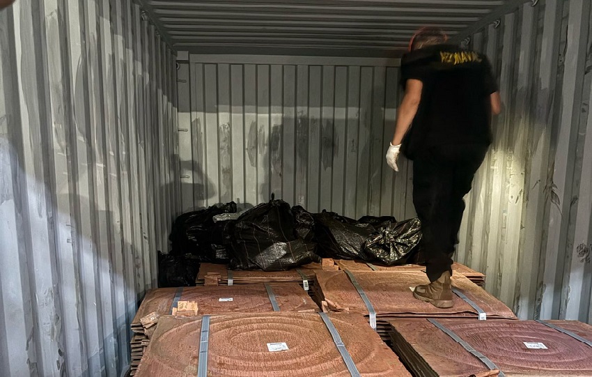 Las autoridades investigan en qué lugar fue contaminado el contenedor. Foto. Senan
