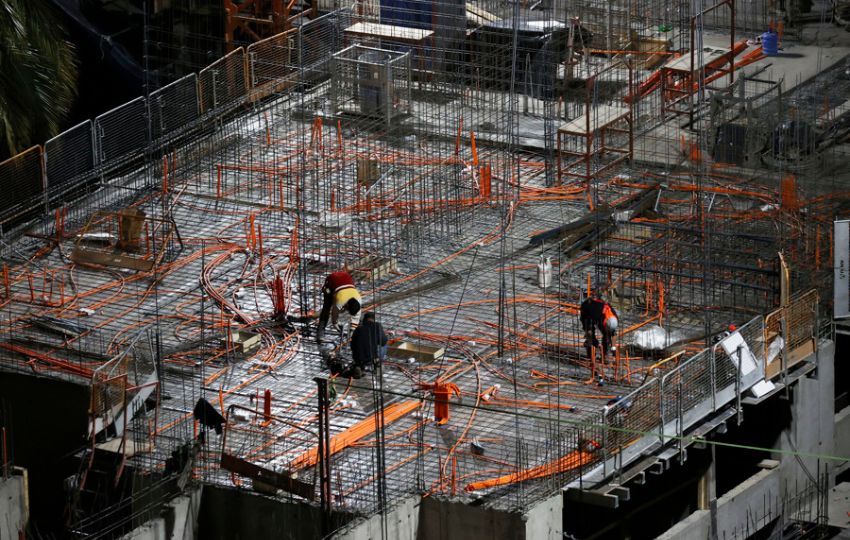 Hombres trabajando en la construcción de un edificio, en Santiago de Chile (Chile). Foto: EFE