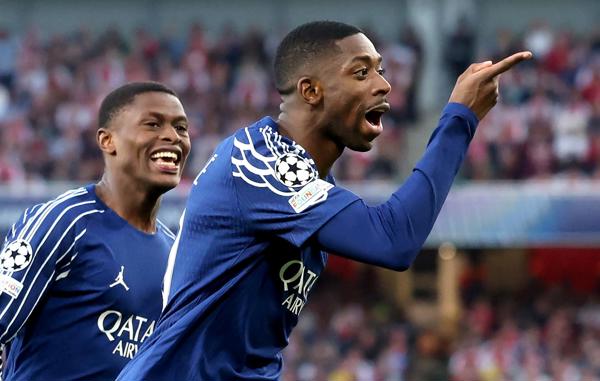El jugador del PSG,Ousmane Dembelé ( der.), festeja su gol contra el Arsenal. Foto: EFE