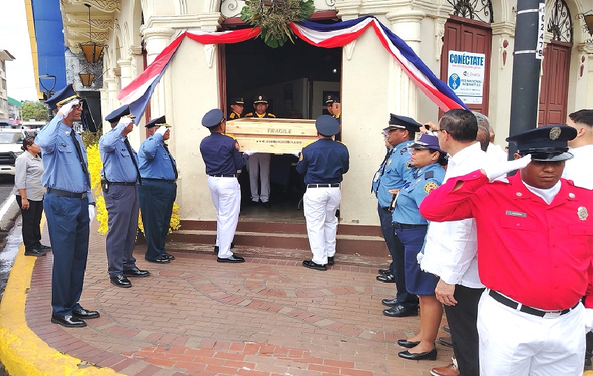 La ceremonia tuvo lugar en la plaza Pedro M. Escalona, contigua al Museo de Herrera, y representó un compromiso con la preservación de la memoria histórica nacional y un homenaje a los valores patrios que forjaron la identidad panameña. Foto. Thays Domínguez