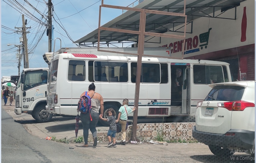 Las tres prestatarias suman aproximadamente 500 microbuses. Foto. Eric Montenegro