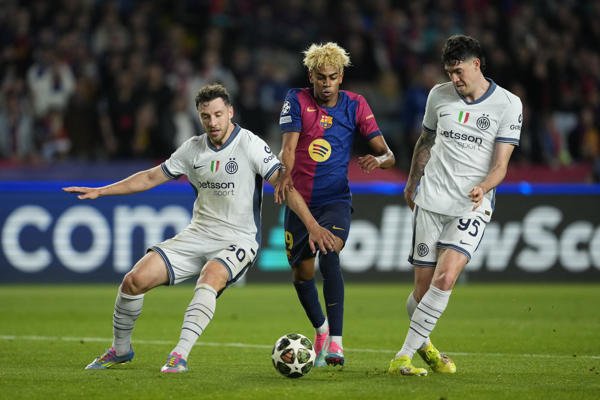 Lamine Yamal del Barcelona (cent.), disputa el balón ante dos jugadores del Inter Milán. Foto: EFE