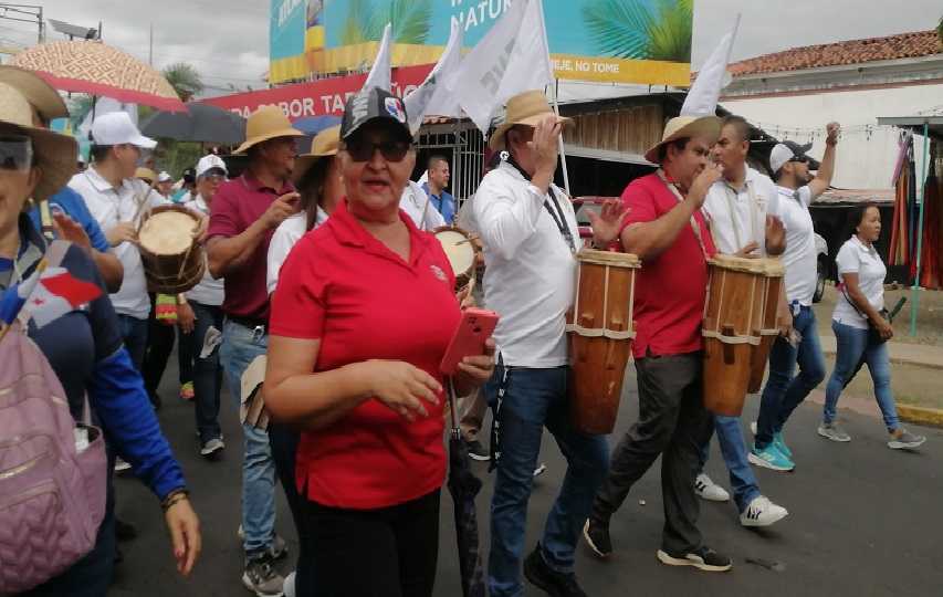 En la región de Azuero los docentes salieron a la calle a protestar al son del tamborito . Foto. Thays Domínguez En la región de Azuero los docentes salieron a la calle a protestar al son del tamborito . Foto. Thays Domínguez