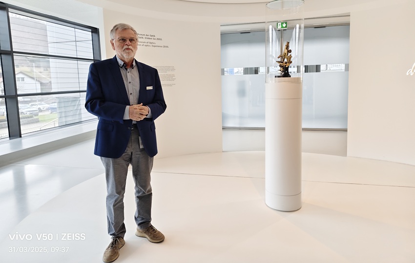 El Dr. Kurt Becker durante el tour por el museo. Foto: KL El Dr. Kurt Becker durante el tour por el museo. Foto: KL