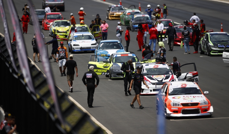 Pilotos y autos de carrera en el Autódromo de Panamá. Foto:EFE