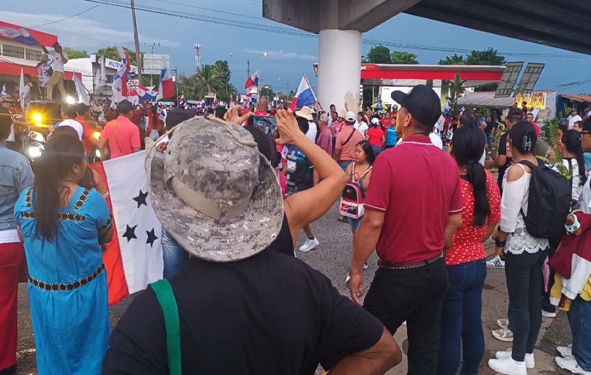En Santiago, los educadores realizaron una marcha pacífica desde la Placita San Juan De Dios, recorrió la avenida Héctor Santacoloma, la interamericana en la entrada de esta ciudad ocupando los cuatro años, pero caminando. Foto. Melquíades Vásquez