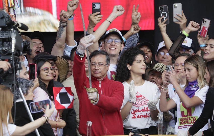 El presidente colombiano, Gustavo Petro tomó la espada del Libertador Simón Bolívar al concluir su discurso. Foto: EFE