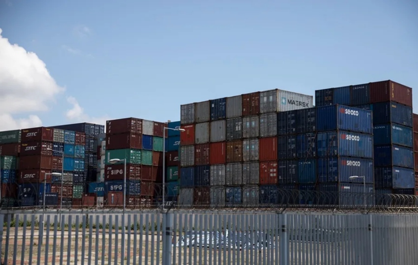 Contenedores almacenados en el puerto de Hong Kong, China. Foto: EFE