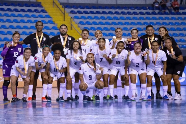 Equipo de Panamá con la medalla de plata del futsal femenino. Foto: FPF
