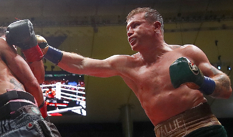 El mexicano Saúl 'Canelo' Álvarez (der.). Foto:EFE