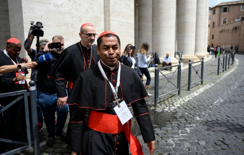 El Cardenal Virgilio Do Carmo Da Silva camina en la Plaza de San Pedro durante la reunión de la Congregación General de los Cardenales. Foto: EFE