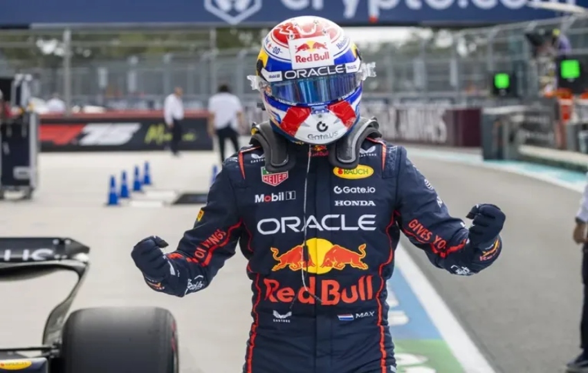 El piloto de Red Bull Racing, Max Verstappen, celebra la pole position después de la clasificación durante el Gran Premio de Miami de Fórmula 1. Foto:EFE