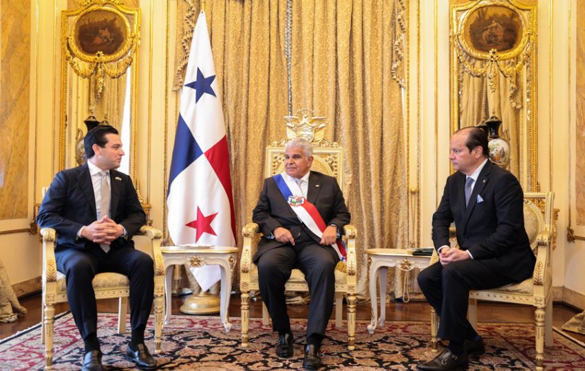 El ministro de Relaciones Exteriores de Panamá, Javier Martínez-Acha (i), el presidente de Panamá, José Raúl Mulino (c), y el nuevo embajador de Estados Unidos en Panamá, Kevin Cabrera. Foto: Cortesía