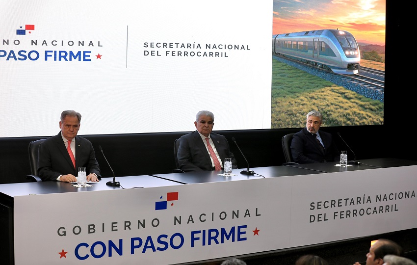 Henry Faarup junto al presidente José Raúl Mulino y Jaime Niño, gerente general de AECOM.  Foto: Cortesía