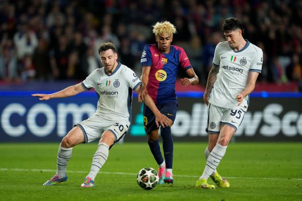 Lamine Yamal del Barcelona (cent.) es marcado por dos jugadores del Inter. Foto: EFE