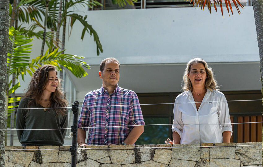 Fotografía de archivo de los opositores venezolanos Claudia Macero (i), Pedro Uchurrurtu (c) y Magalli Meda, asilados en la Embajada de Argentina en Caracas.  Foto: EFE 