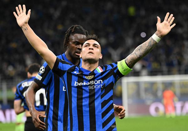 Lautaro Martínez festeja el primer gol del Inter ante el Barcelona en la semifinal de la Champions. Foto: EFE