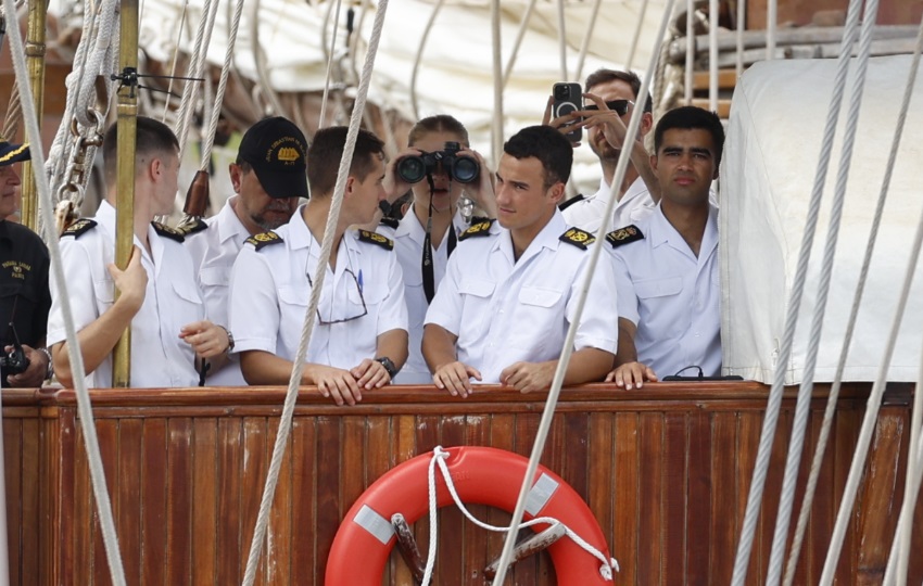La princesa estuvo observando parte de la travesía con unos binoculares. Foto: EFE / Bienvenido Velasco