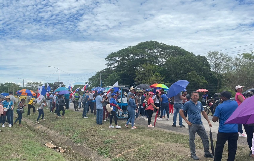 En Azuero, durante la manifestación, los docentes realizaron cierres intermitentes en la vía, generando afectaciones al flujo vehicular. Foto. Thays Domínguez