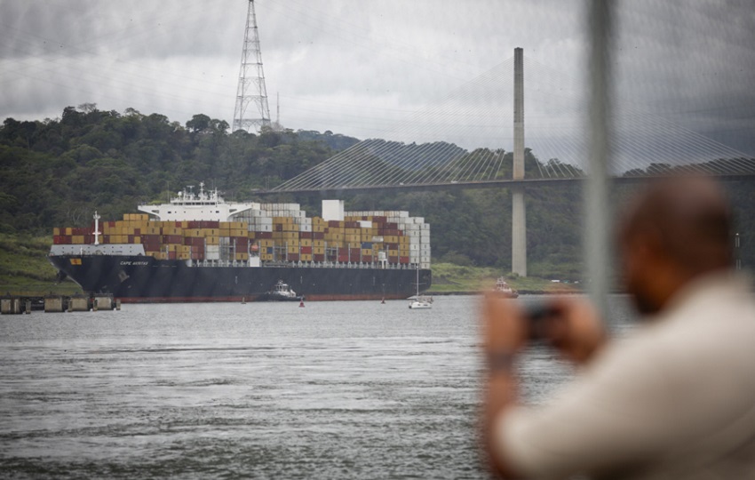Buque transitando por el Canal de Panamá este lunes, en Ciudad de Panamá. EFE