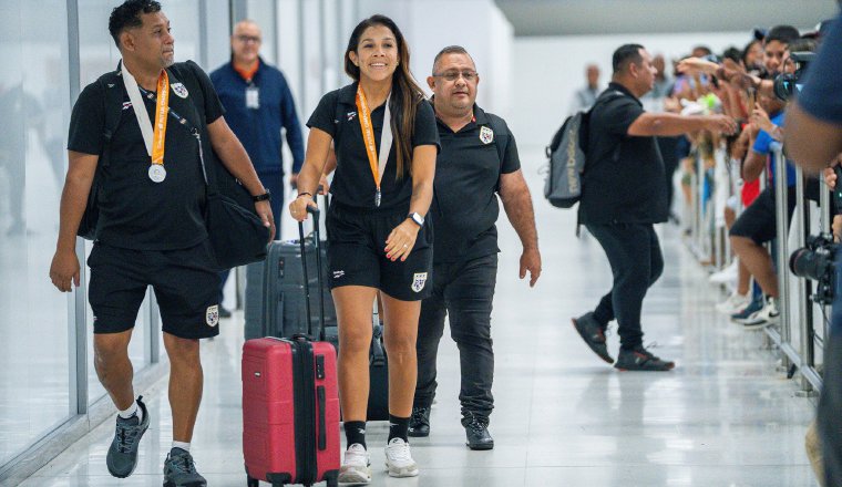 Amarelis De Mera con su medalla de subcampeona en futsal Foto: FPF