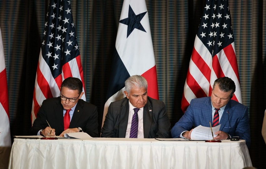 Firma entre el ministro de Seguridad, Frank Abrego, y el jefe de Defensa, Pete Hegseth. Foto: Cortesía
