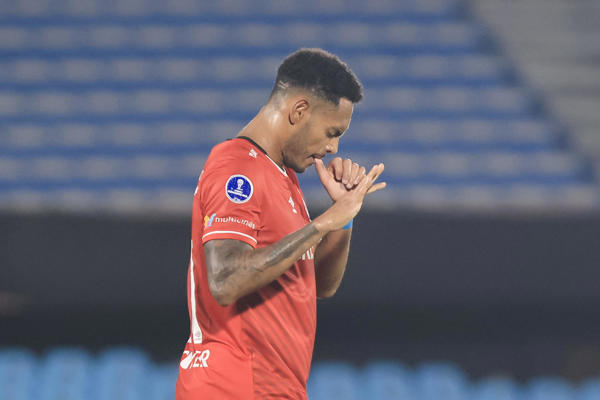 El panameño  Ismael Díaz , de Católica, celebra un gol ante Cerro Largo en Copa Sudamericana. Foto: EFE