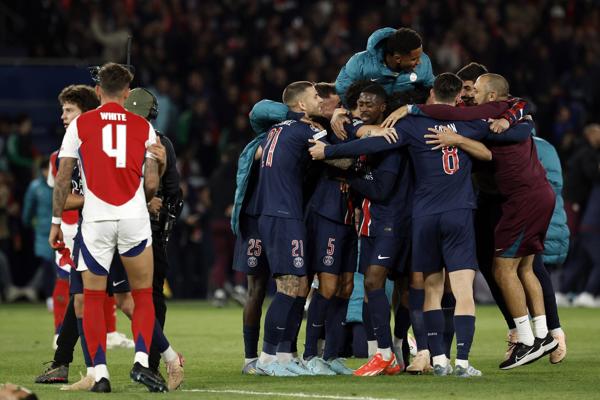 Jugadores del PSG, festejan su clasificación a la final de la 'Champions'. Foto: EFE