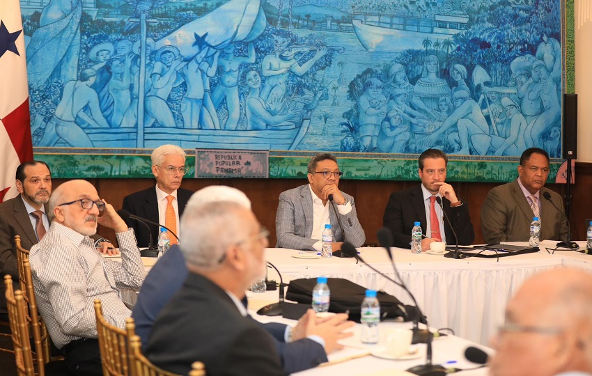 Mesa de trabajo instalada en la Presidencia para estructurar el documento. Foto: Cortesía