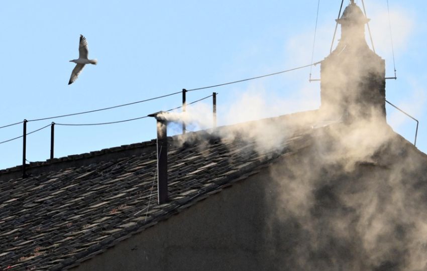 Humo blanco sale de la chimenea de la Capilla Sixtina, lo que indica que los cardenales eligieron un nuevo papa. Foto: EFE