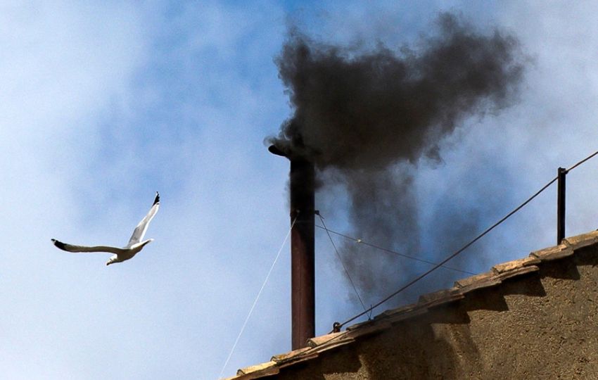 Humo negro sale de la chimenea de la Capilla Sixtina en el segundo día del cónclave para elegir un nuevo Papa en el Vaticano. Foto: EFE