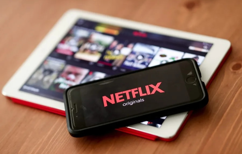 Logotipo de Netflix mostrados en una tableta y un teléfono inteligente. Foto: EFE / EPA / Sedat Suna