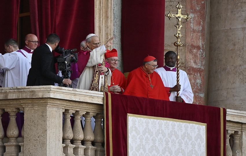 El recién elegido papa León XIV, el cardenal Robert Francis Prevost, saluda a los fieles desde la Basílica de San Pedro. Foto: EFE