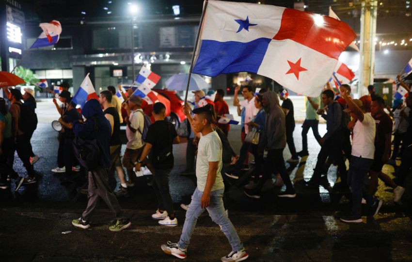 Marcha de grupos sindicales y de docentes, estudiantes y activistas surgidos de las redes sociales. Foto: EFEMarcha de grupos sindicales y de docentes, estudiantes y activistas surgidos de las redes sociales. Foto: EFE
