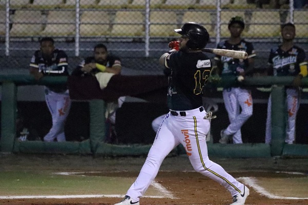 Abraham Rodríguez fue elegido Jugador Más Valioso  en el béisbol mayor. Foto: Fedebeis