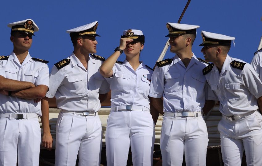 La princesa de Asturias, Leonor de Borbón, junto a sus compañeros guardiamarinas. Foto: EFE